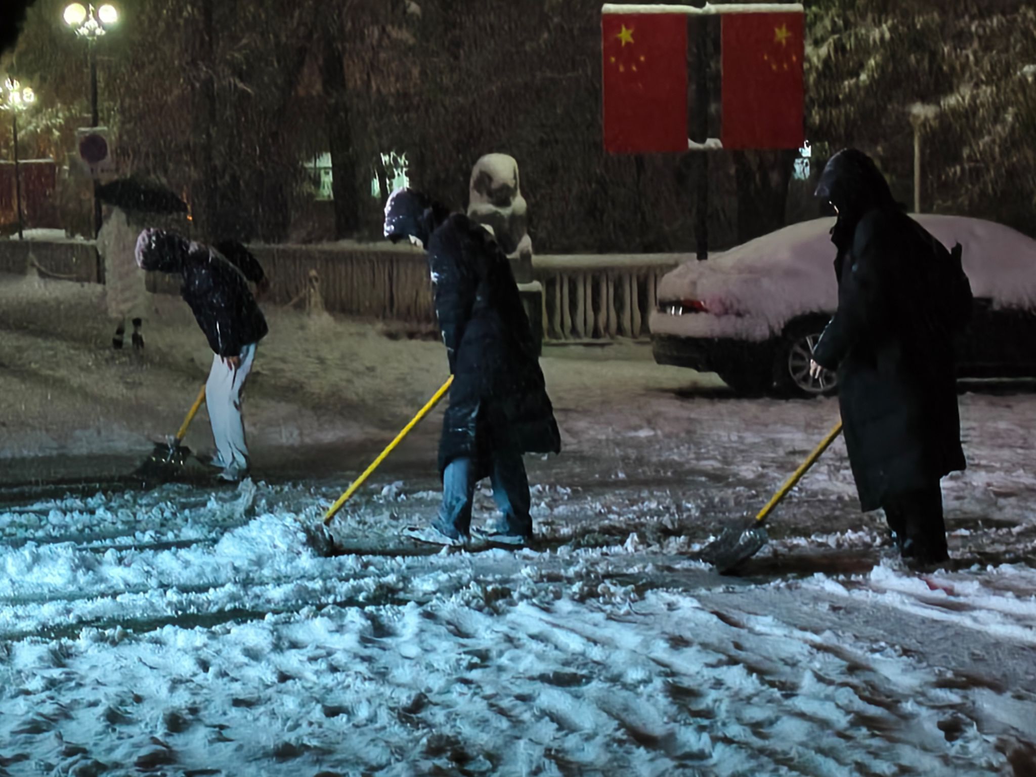 搜书吧
学生开展义务扫雪除冰行动